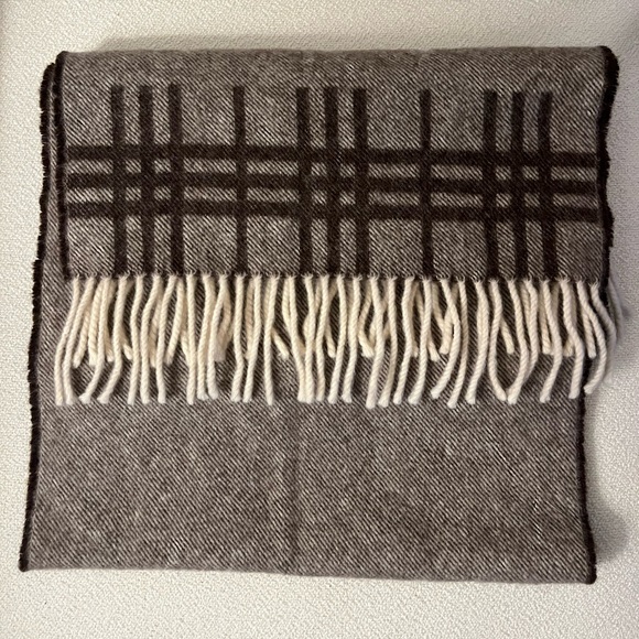 Burberry cashmere scarf - Picture 2 of 9